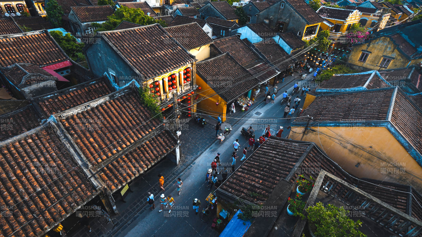 古街巷景 人影穿梭