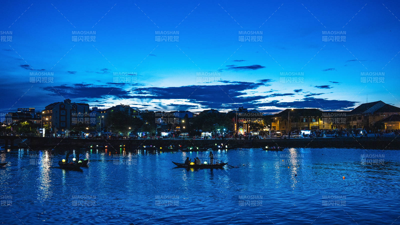 夜色下的水上劃船活動