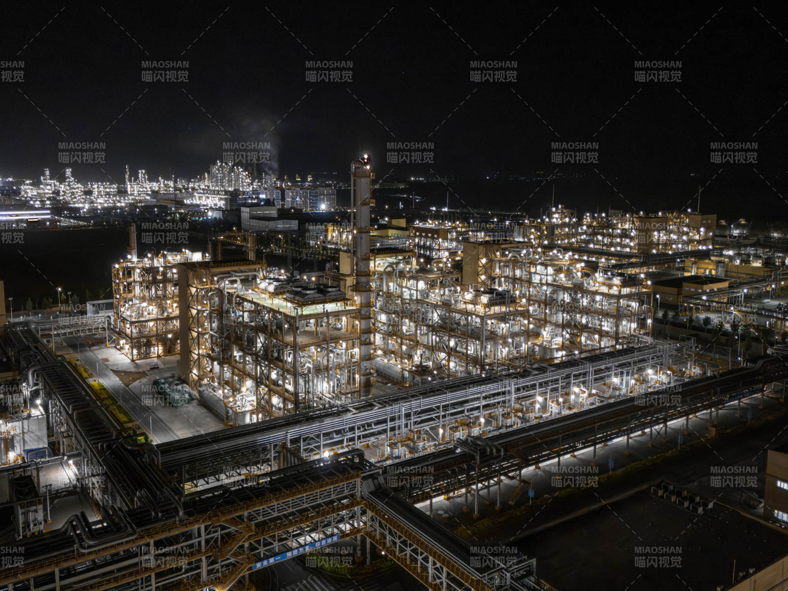 夜景中的工業(yè)區(qū)燈火輝煌