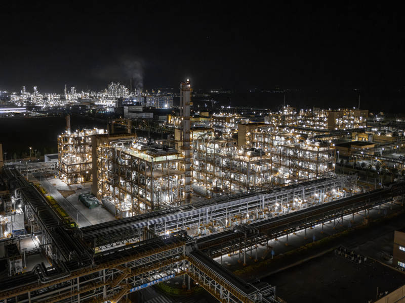夜景中的工業區燈火輝煌