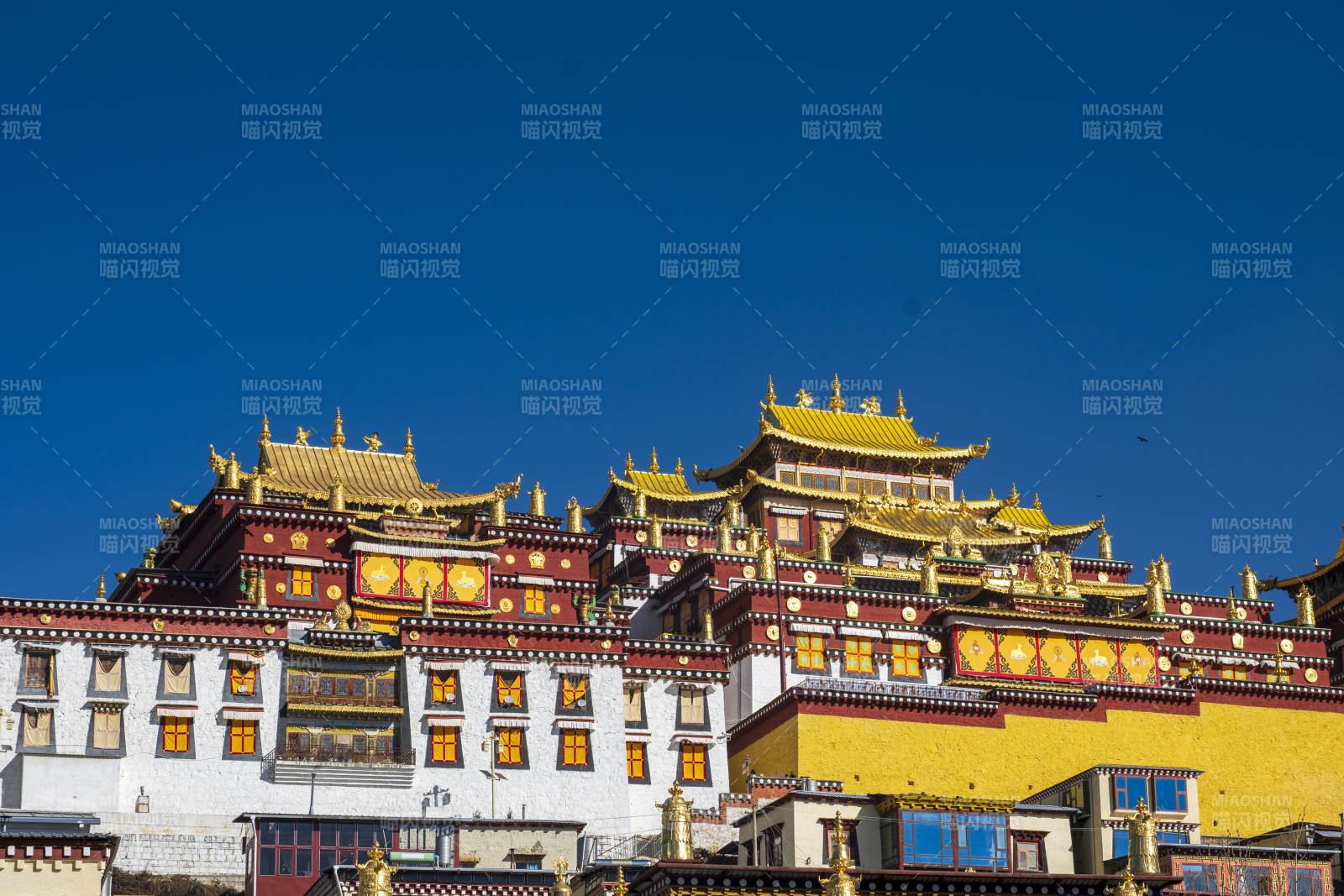 松贊林寺廟在藍天映襯下