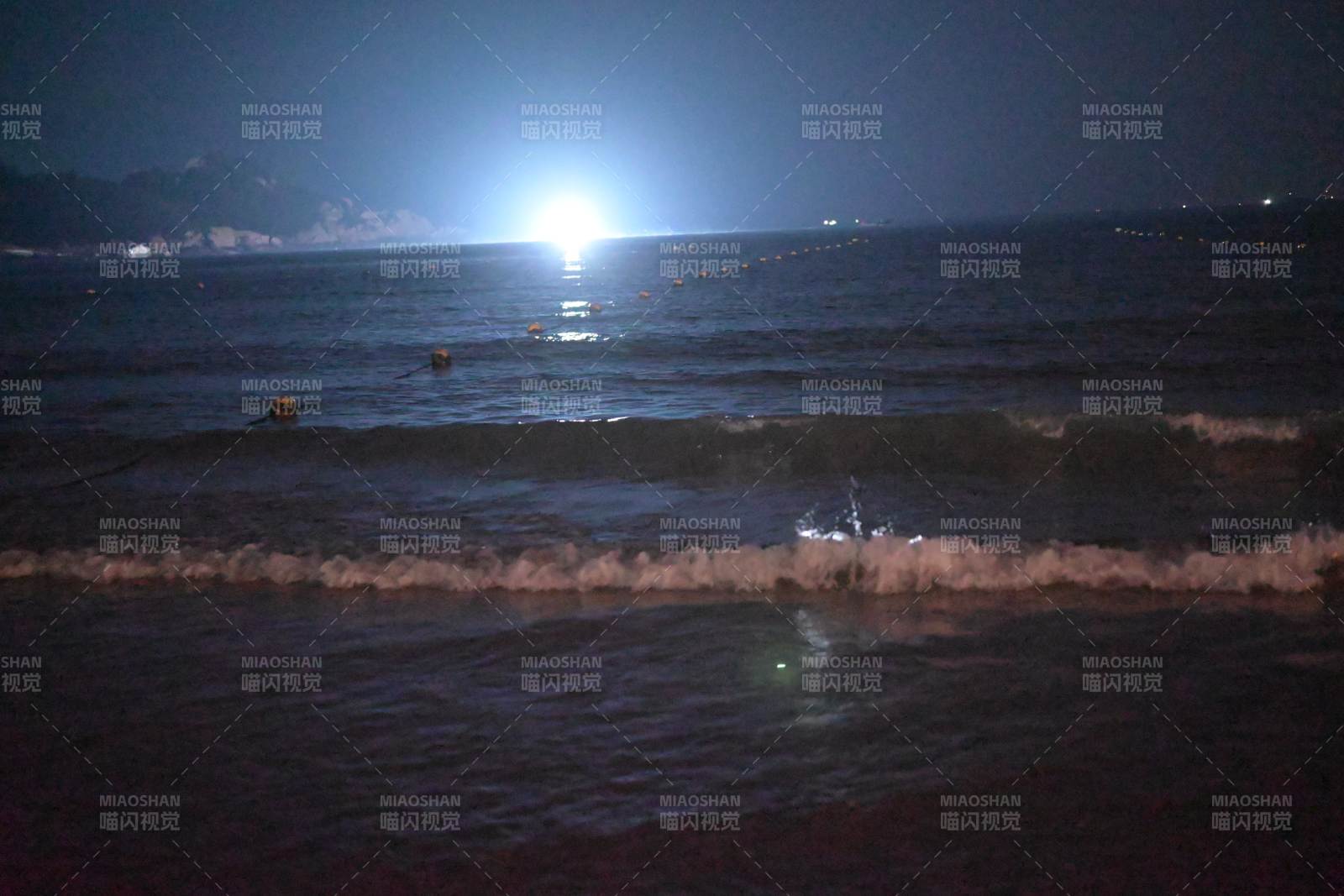 夜海波光 月影閃爍