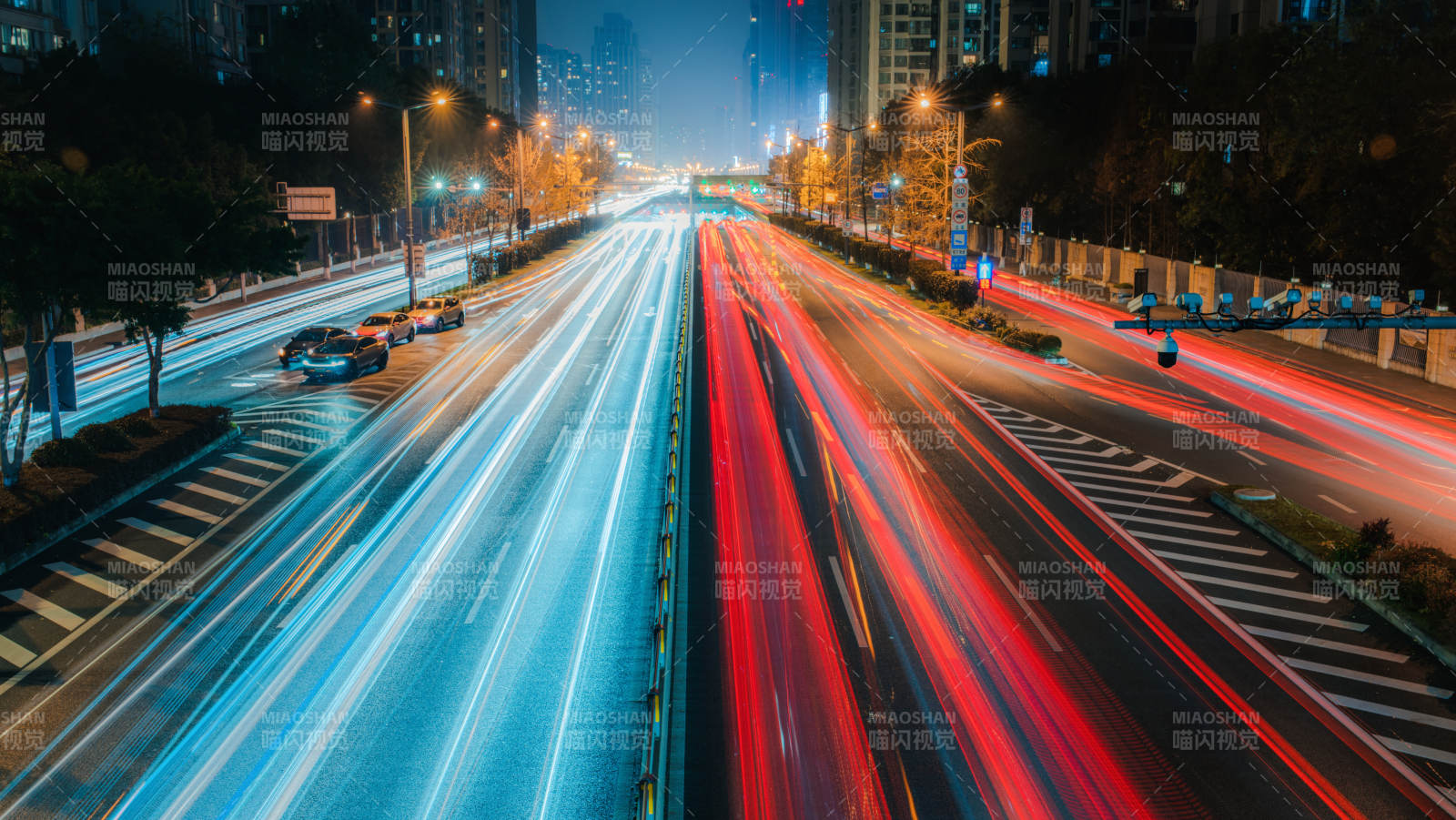 夜幕下的城市車流光影