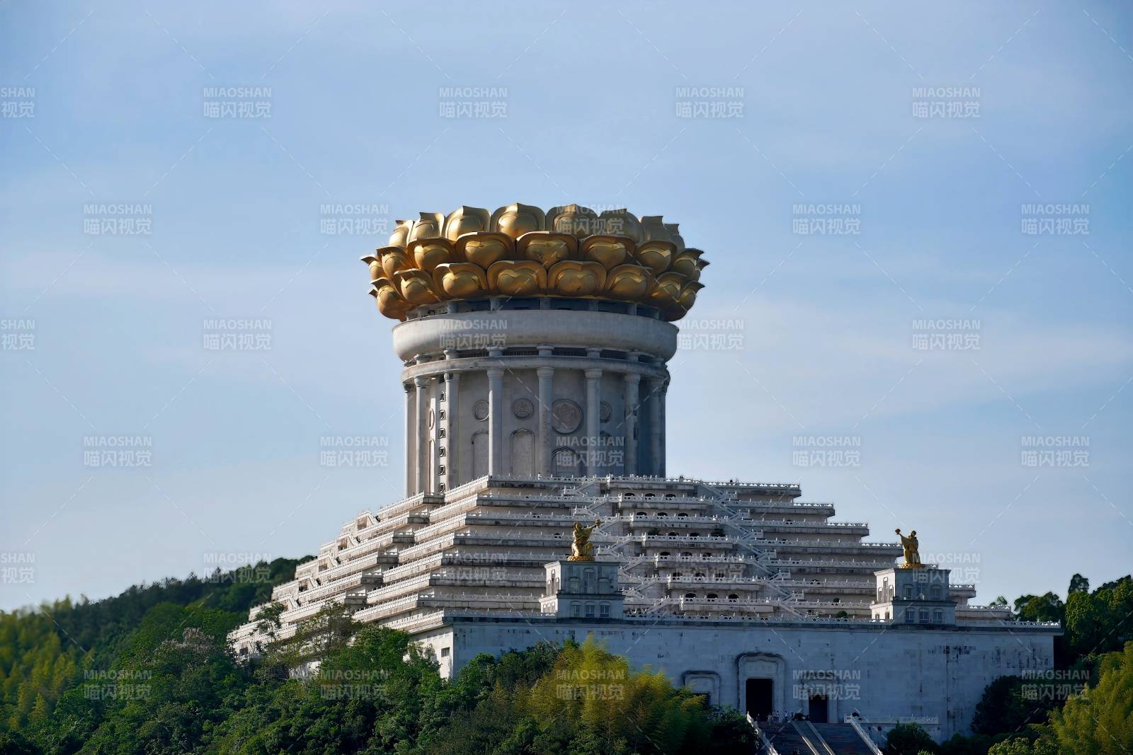 金色寶頂的宏偉建筑