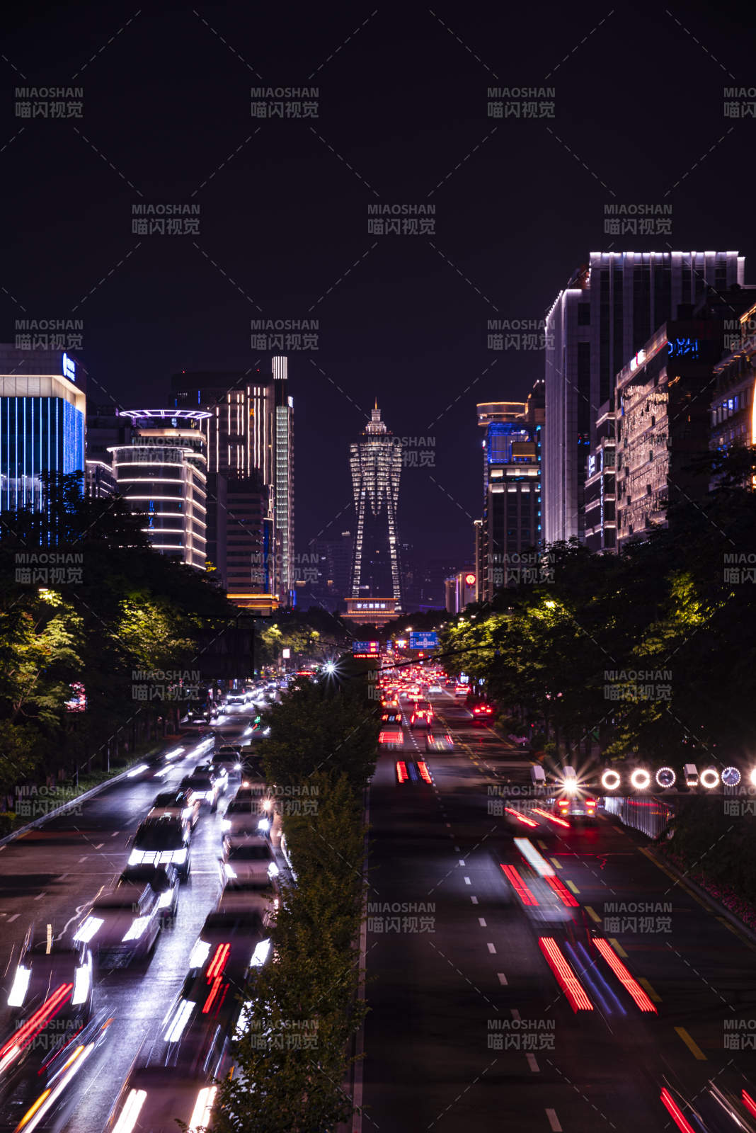 夜幕下的浙江展覽館霓虹光影