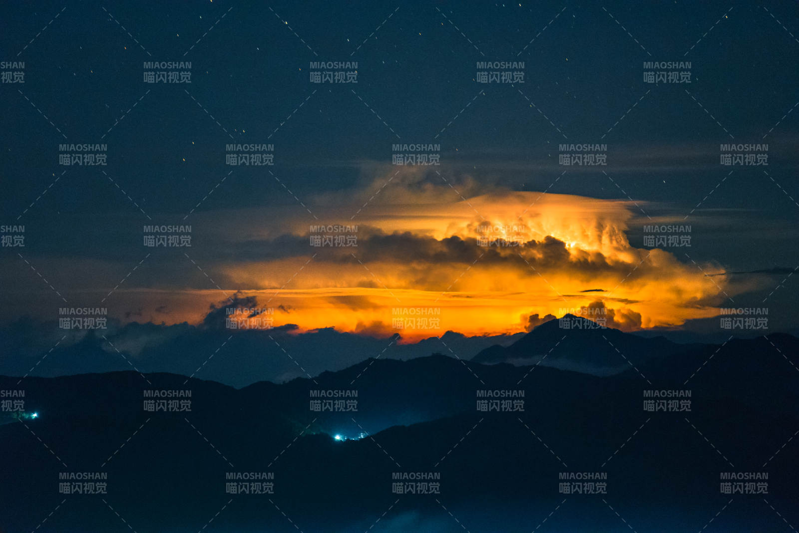 夜幕山巒 云海霞光