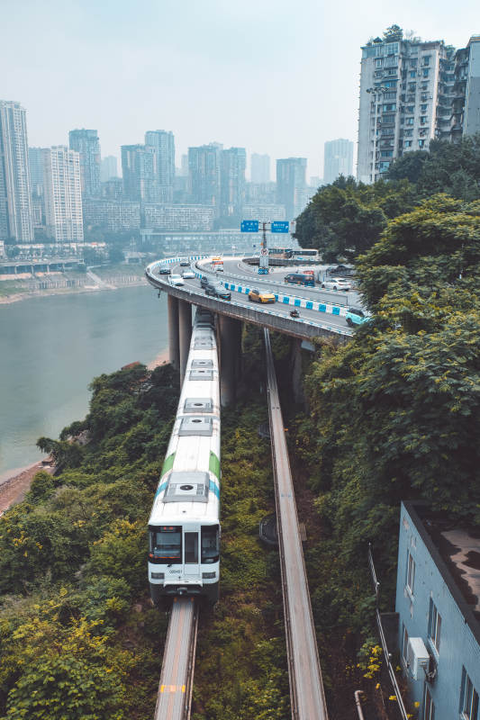 城市高架輕軌與公路交匯
