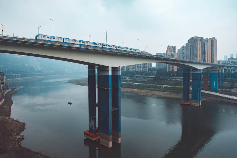 城市高架橋上的列車