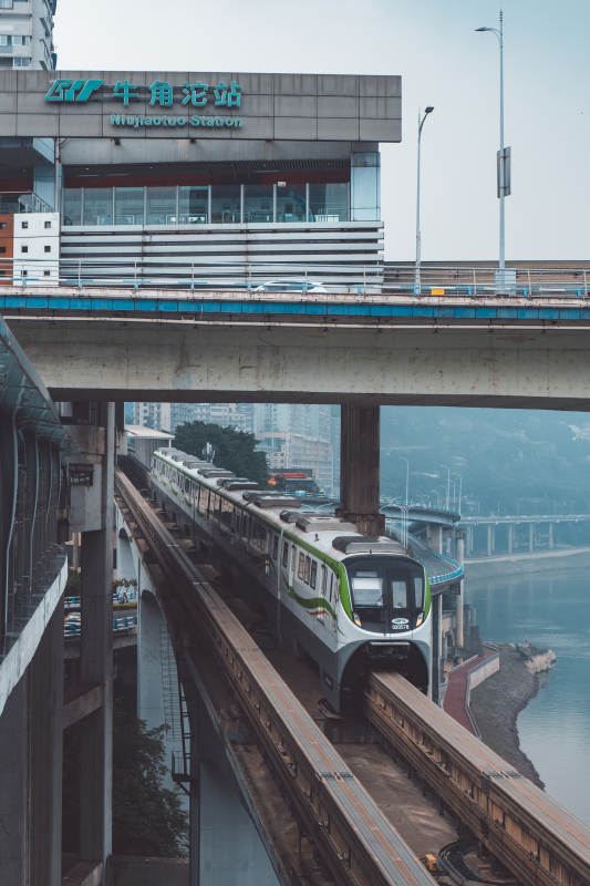 牛角沱站輕軌列車過橋