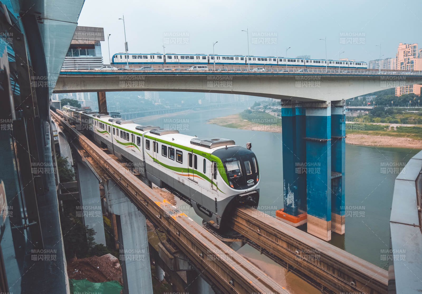 城市輕軌穿越江景大橋