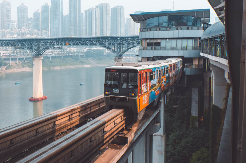 城市高架輕軌列車行駛中
