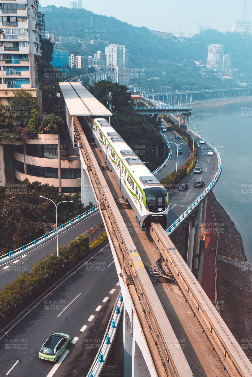 城市高架輕軌與江景