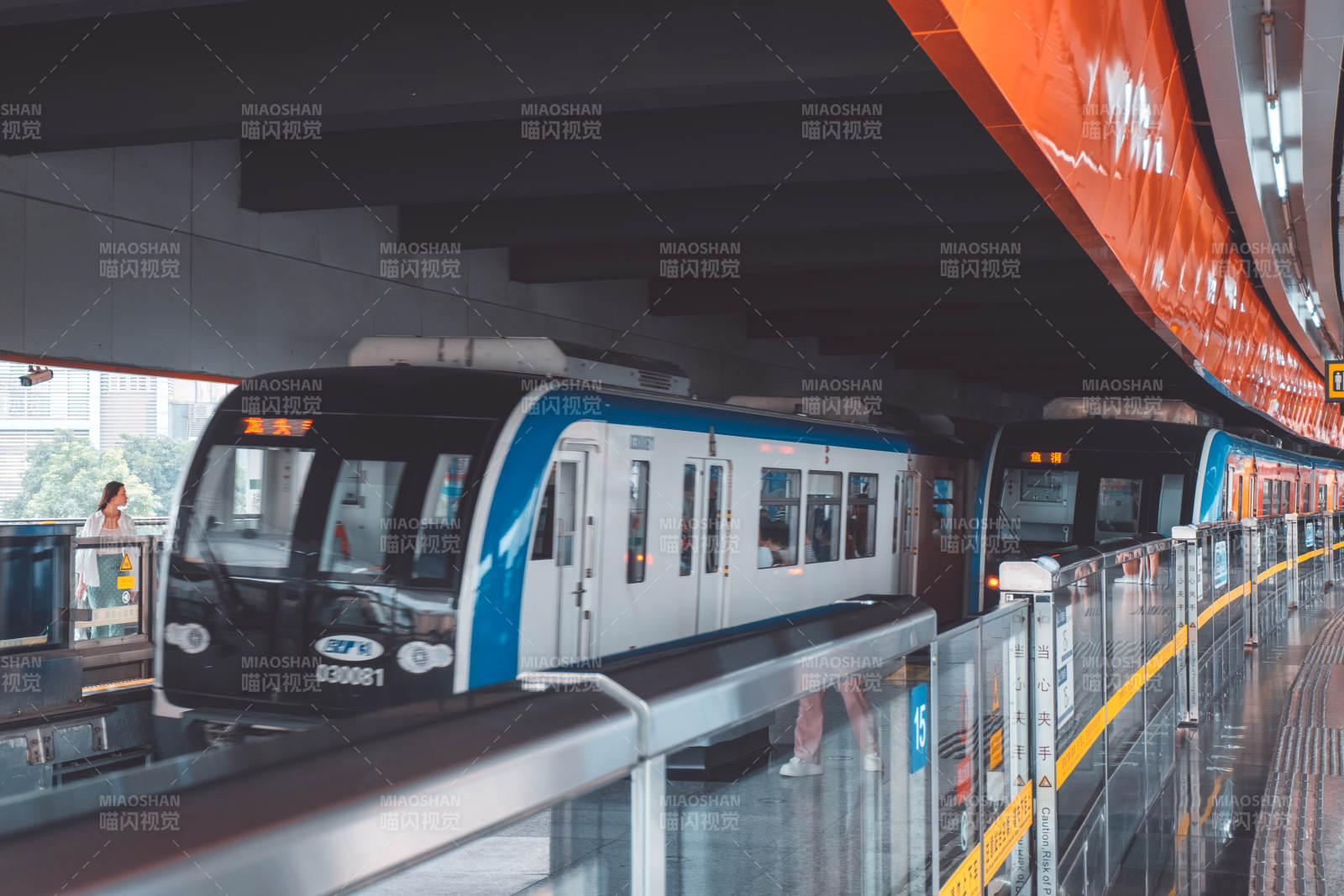 地鐵站臺列車停靠瞬間