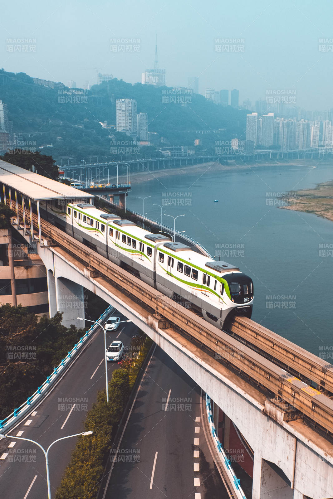 城市輕軌穿越江景大橋