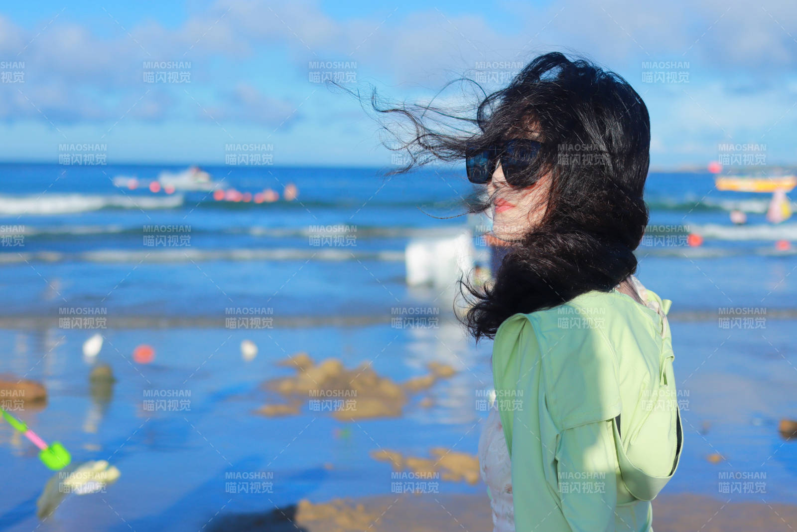 海邊風中微笑