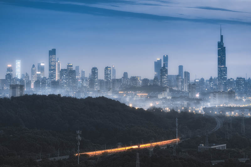 城市夜景與山林交輝