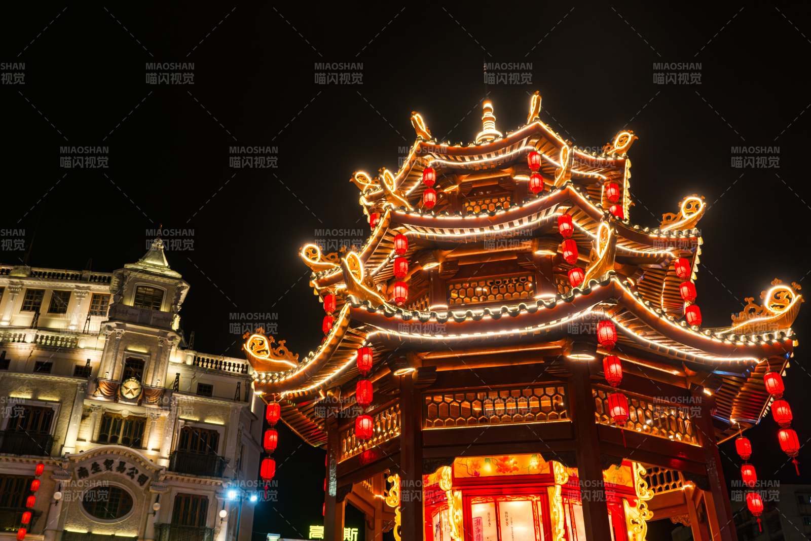 夜景中的傳統建筑燈光璀璨