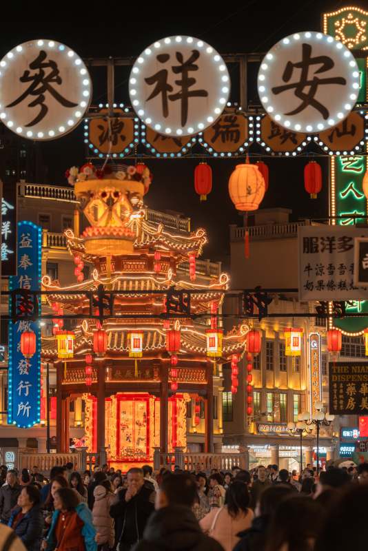 夜市燈火輝煌 人潮涌動