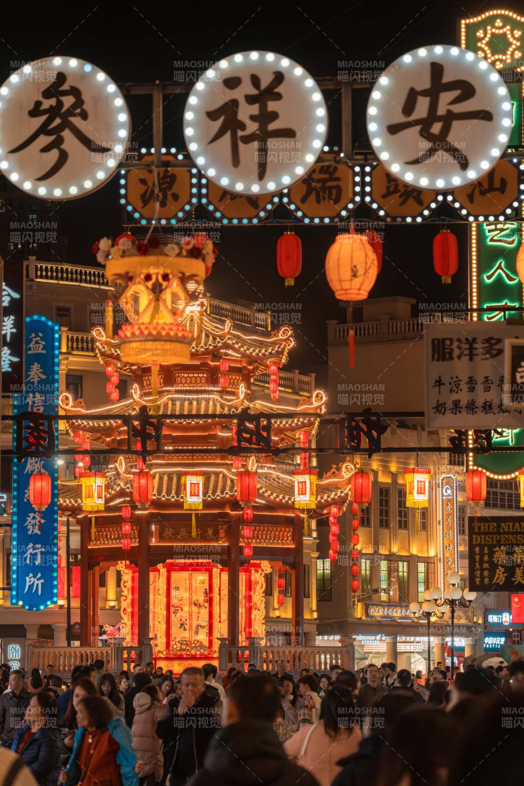 夜市燈火輝煌 人潮涌動