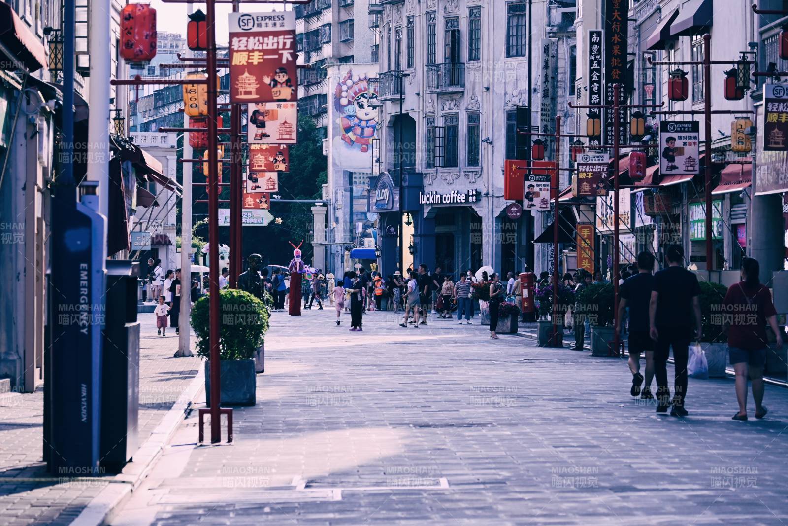 繁華街道 行人漫步