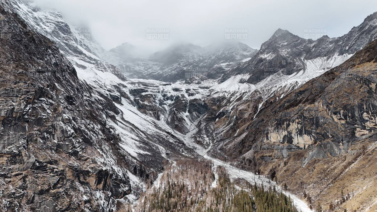 雪山峽谷 云霧繚繞