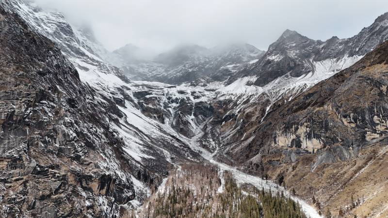 雪山峽谷 云霧繚繞