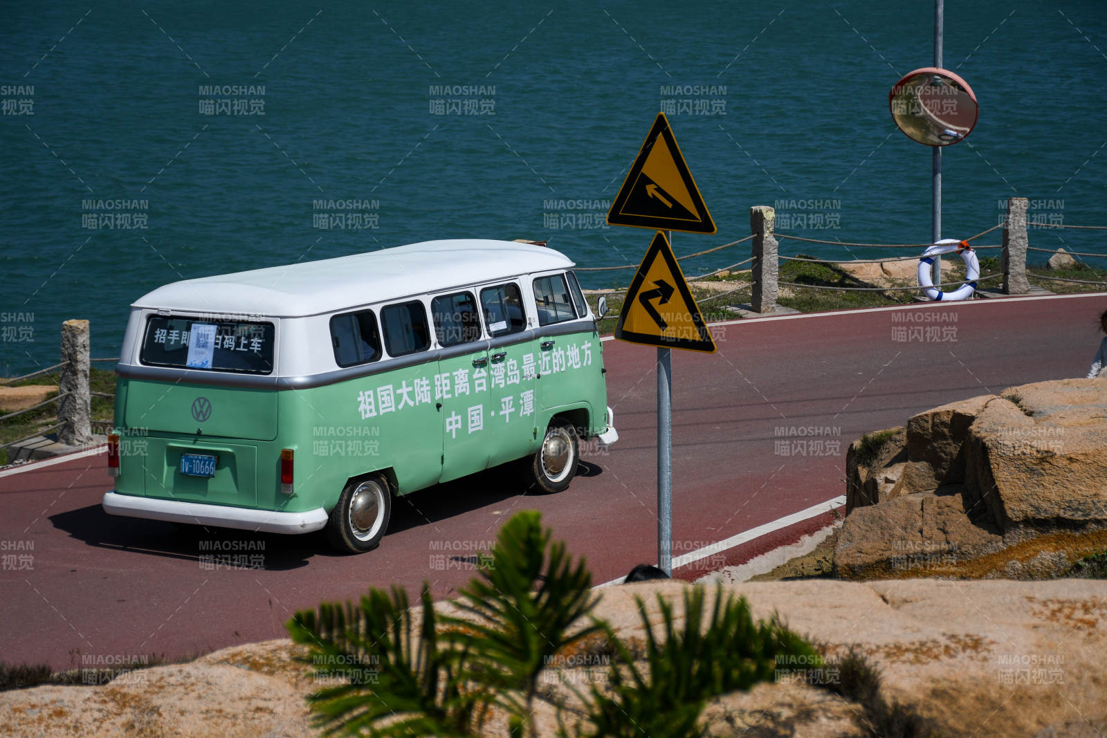 海邊綠車 風景如畫