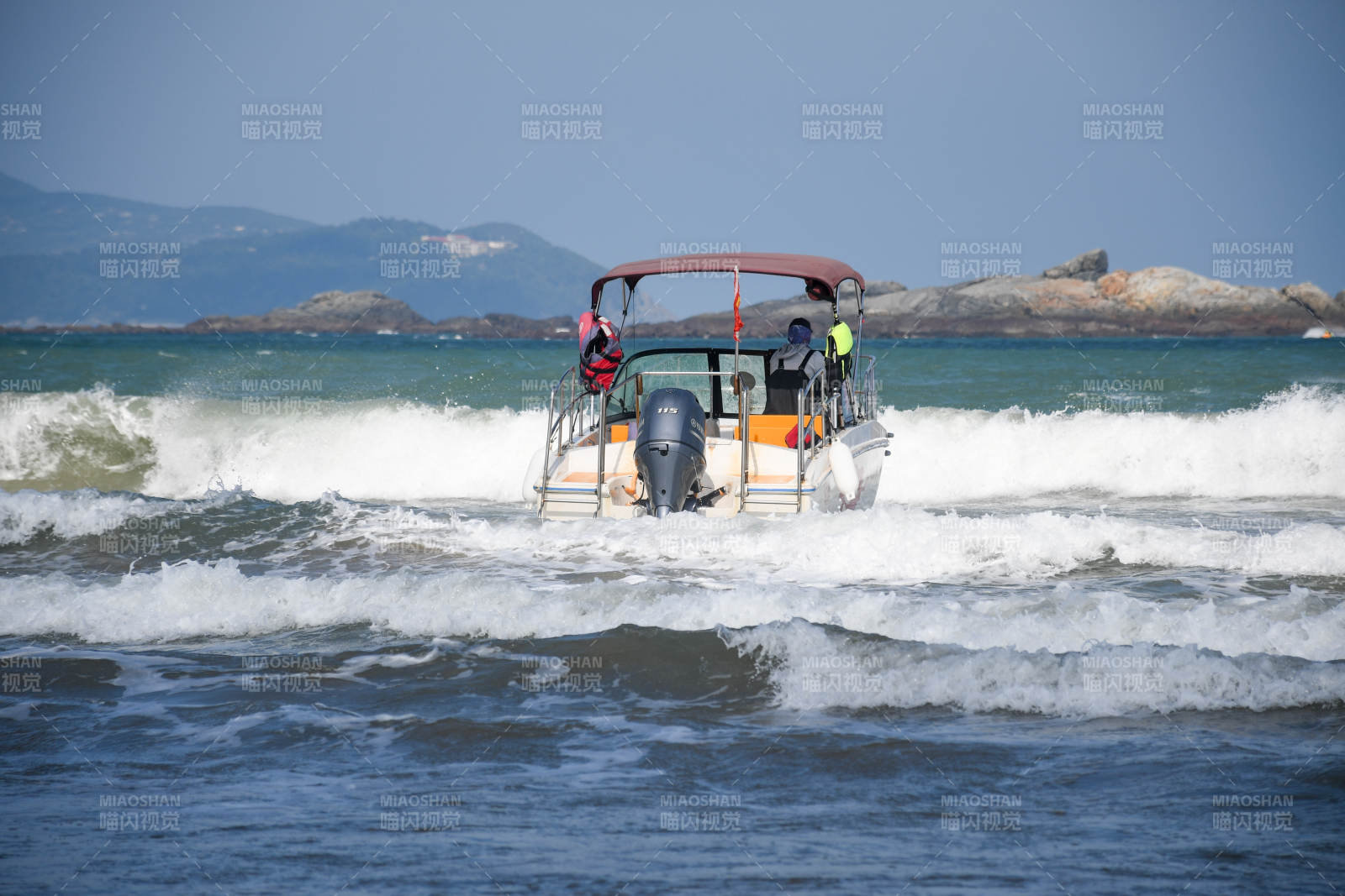 海上快艇破浪前行