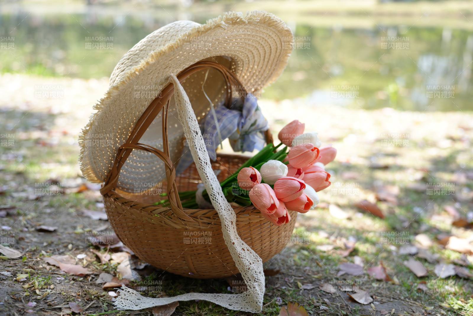 春日籃中花與帽