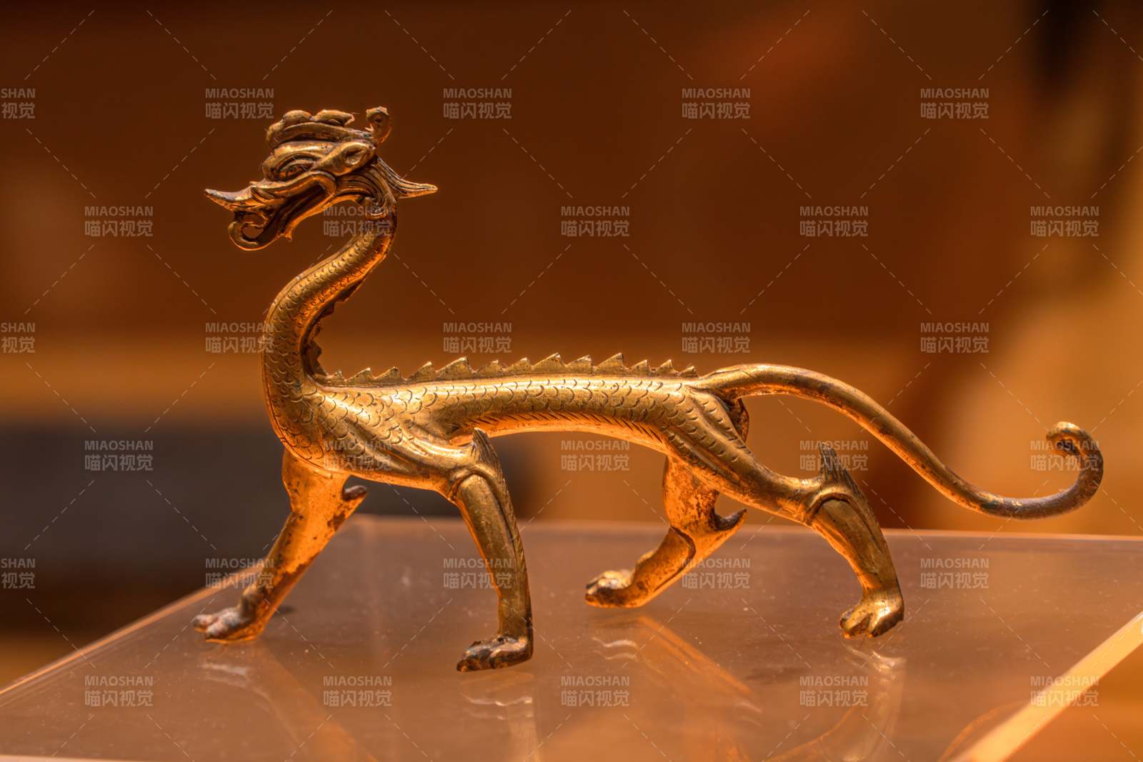 金色龍形雕塑特寫