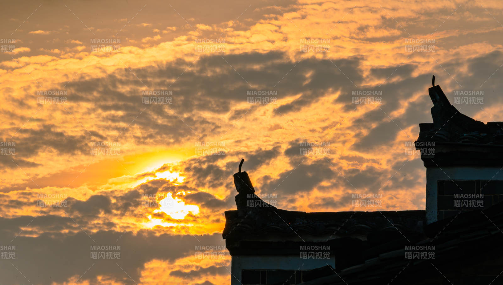 夕陽映照古建筑屋頂