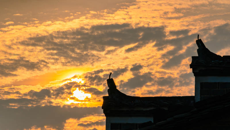 夕陽映照古建筑屋頂