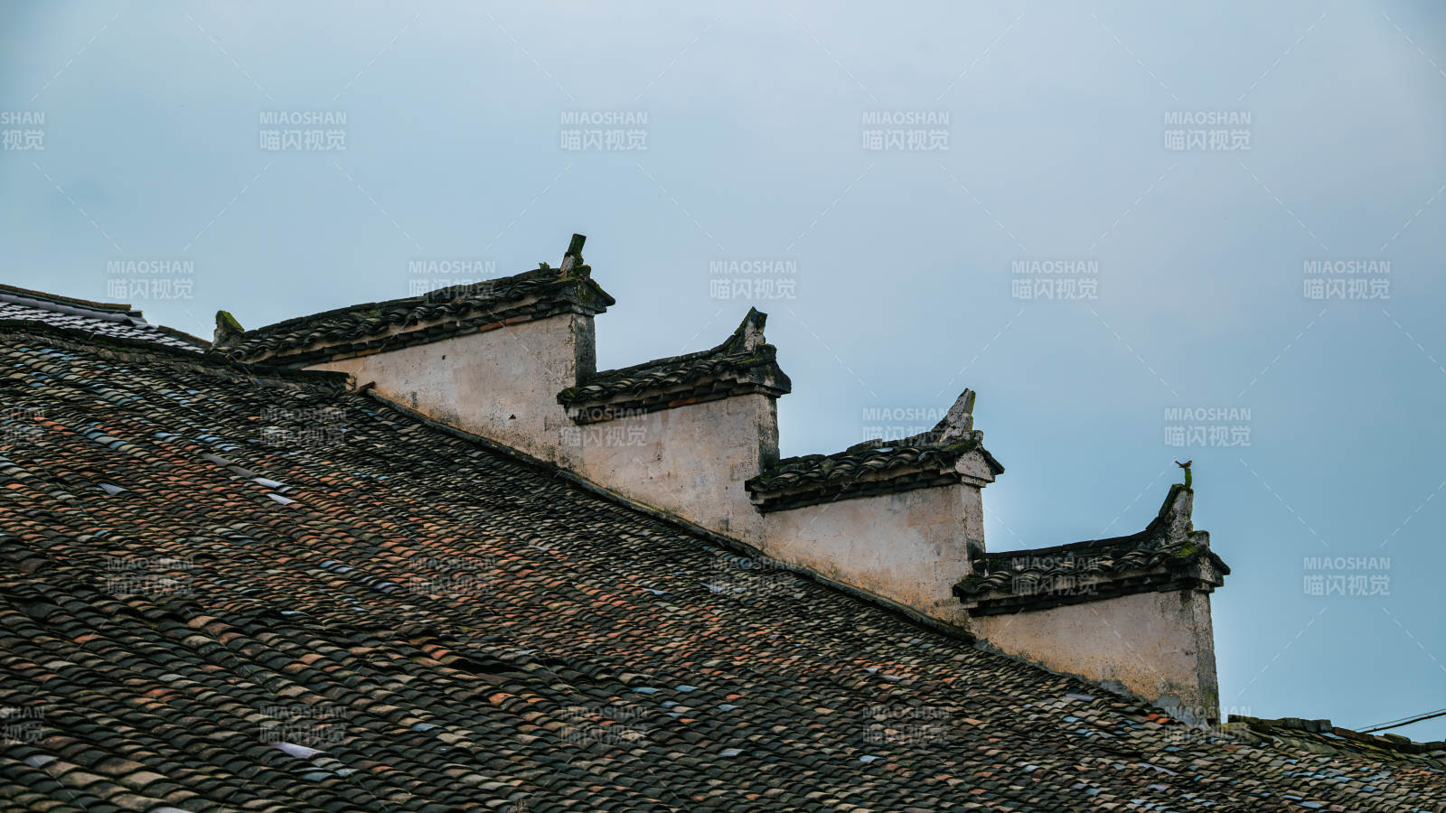 古建筑屋頂?shù)膶庫o之美