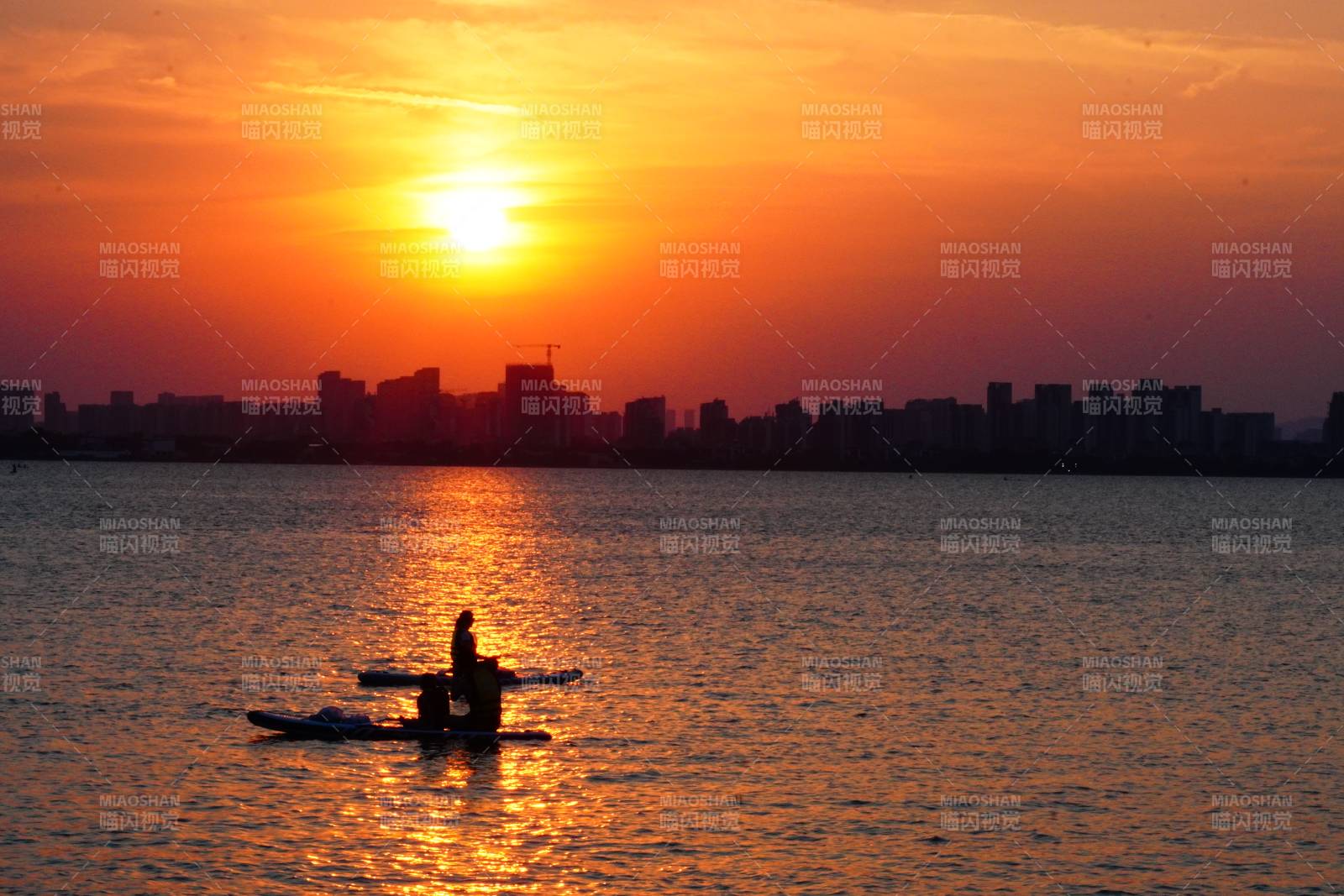 夕陽下的湖面剪影