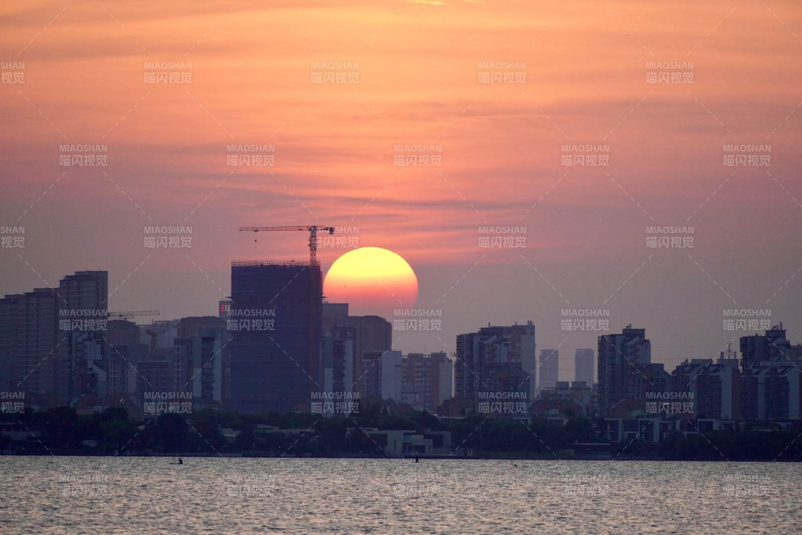 城市黃昏 夕陽映樓影