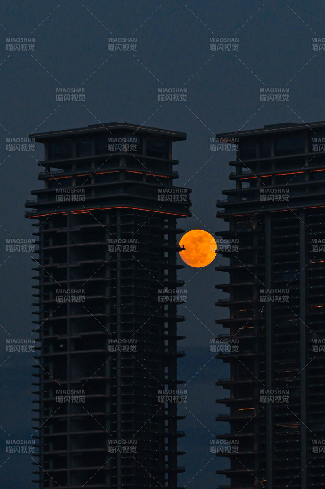 雙塔映月夜景圖