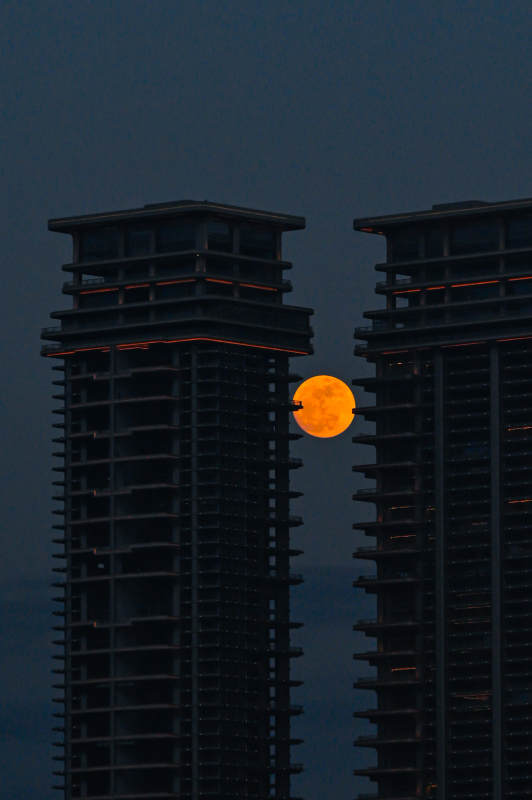 雙塔映月夜景圖
