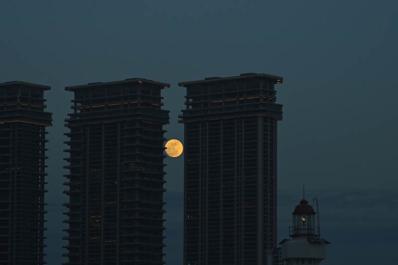 高樓間明月 燈塔映夜空