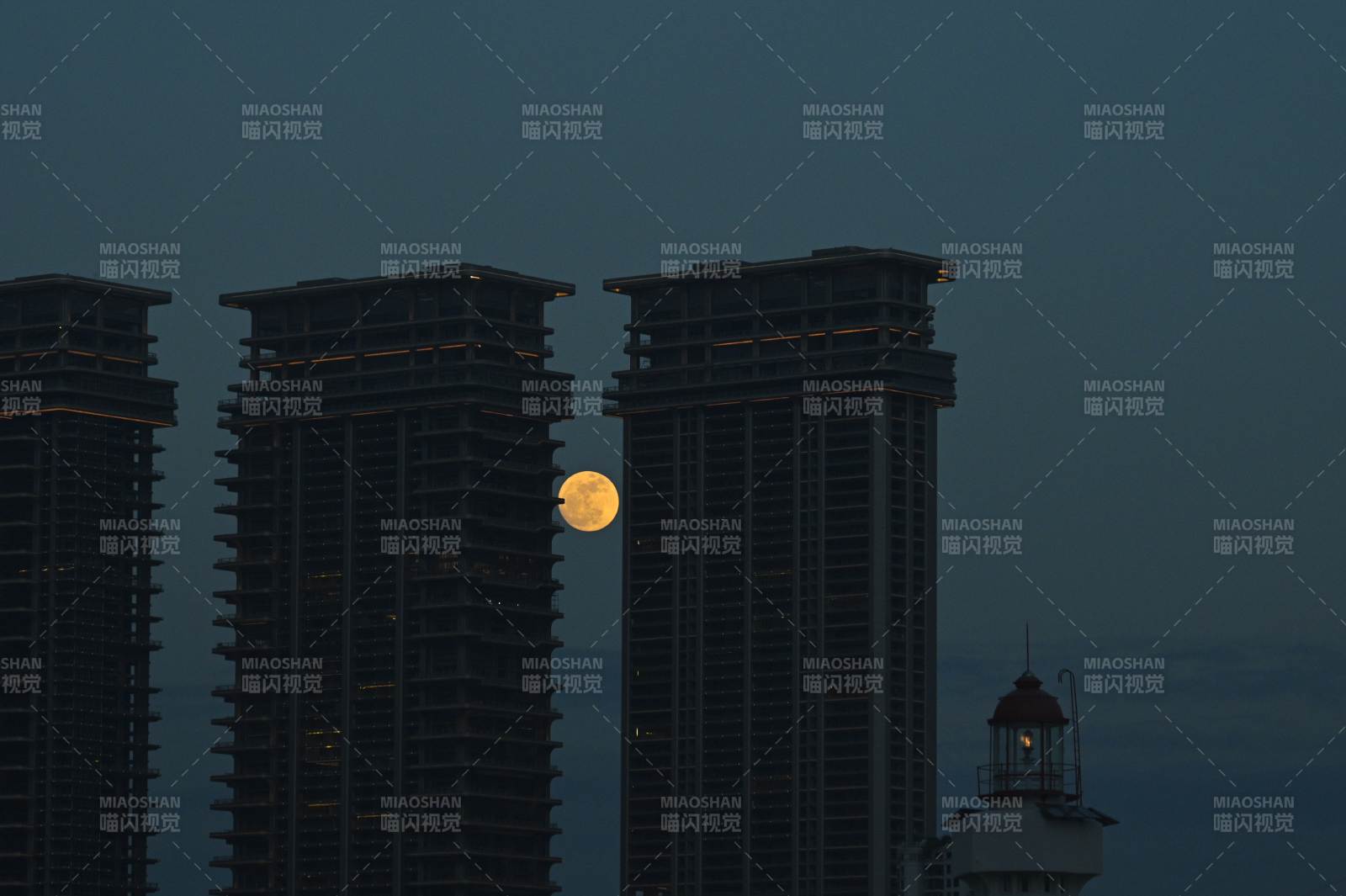 高樓間明月 燈塔映夜空