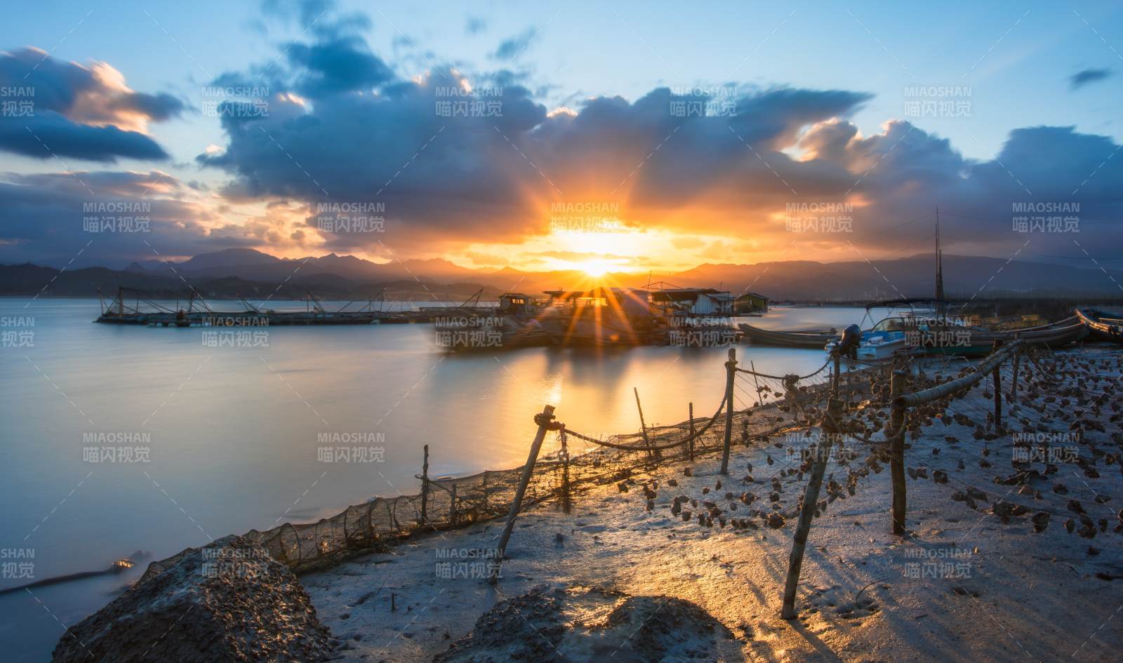 夕陽下的漁港靜謐美景
