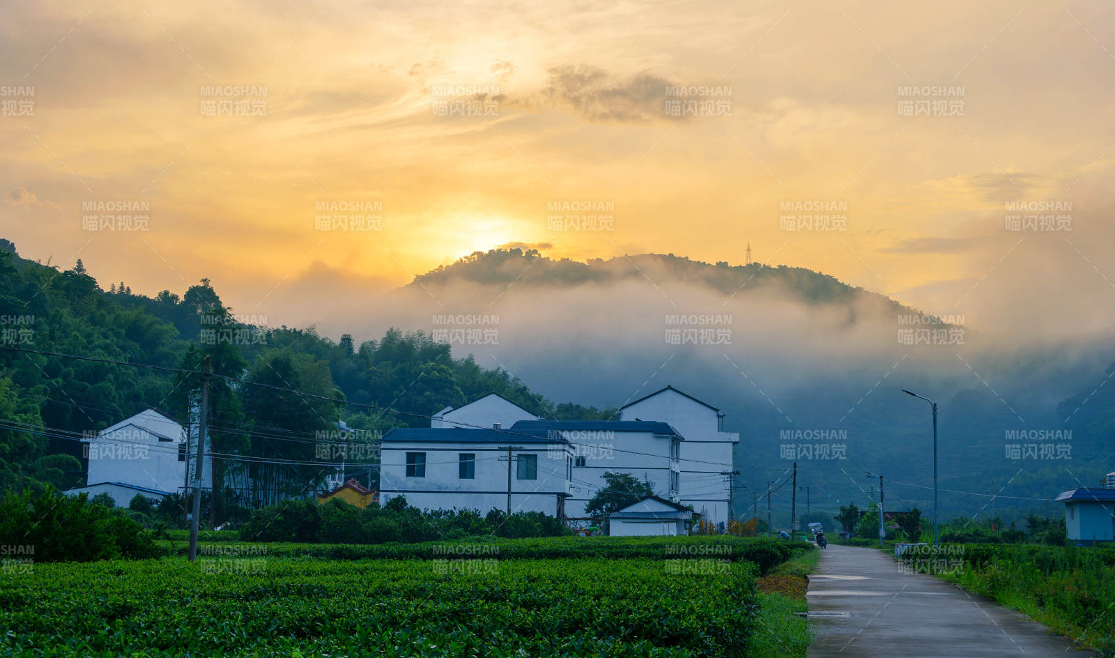 鄉村晨曦 霧繞青山