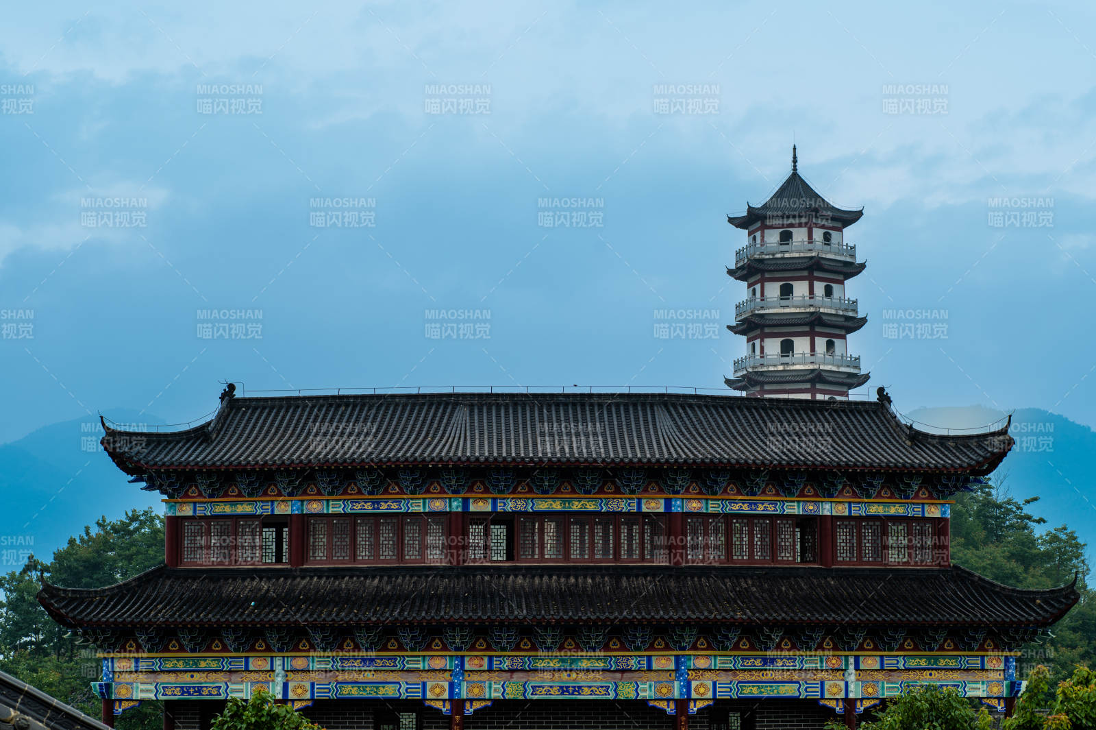 古塔映襯傳統建筑之美-龍鳳山莊