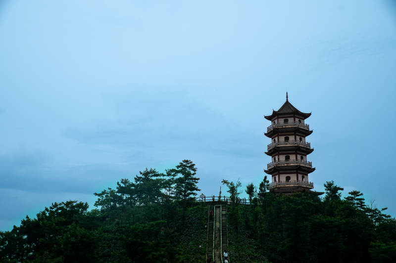 山巔古塔映藍天-大冶龍鳳山莊