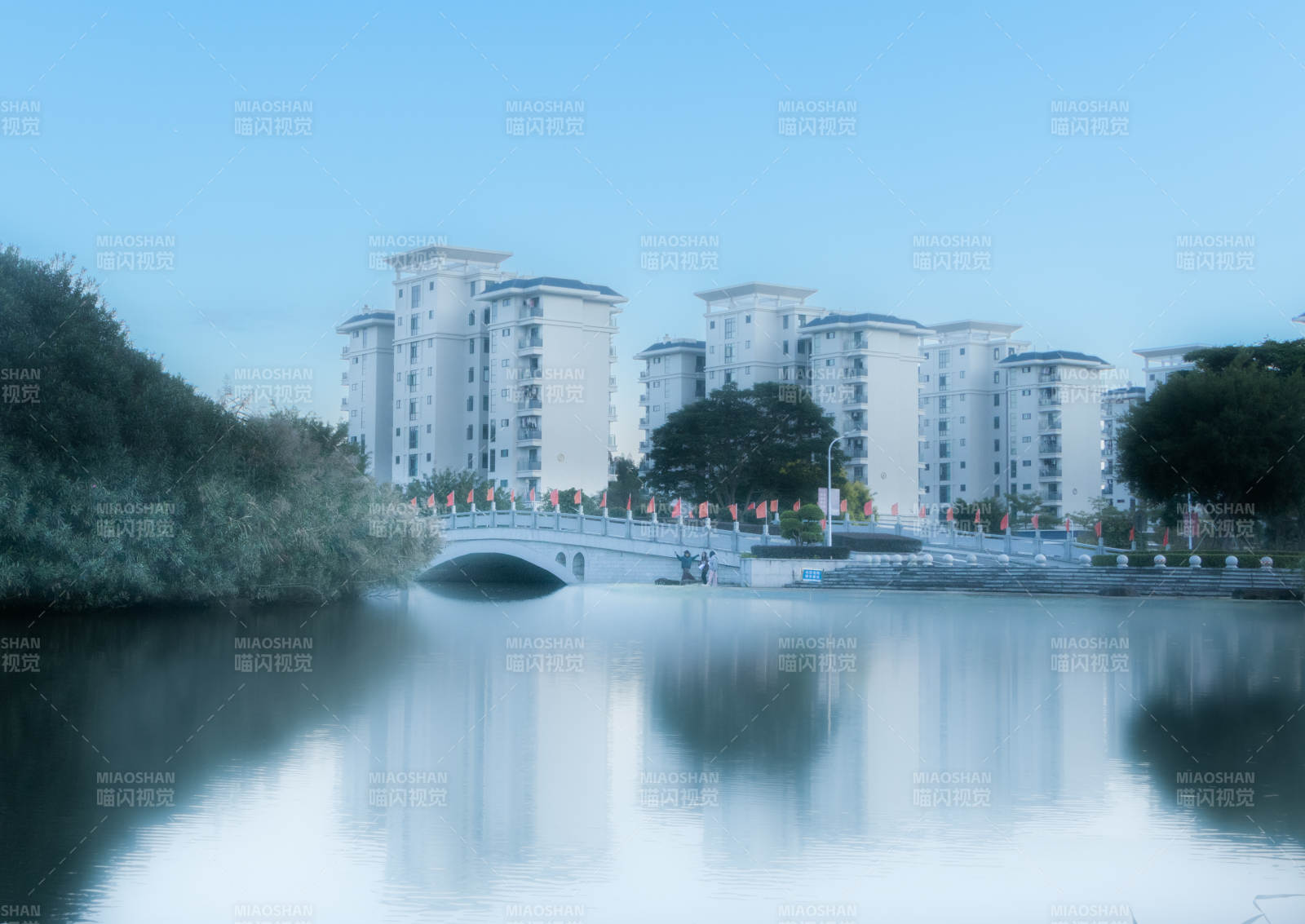 湖畔住宅區清晨景色