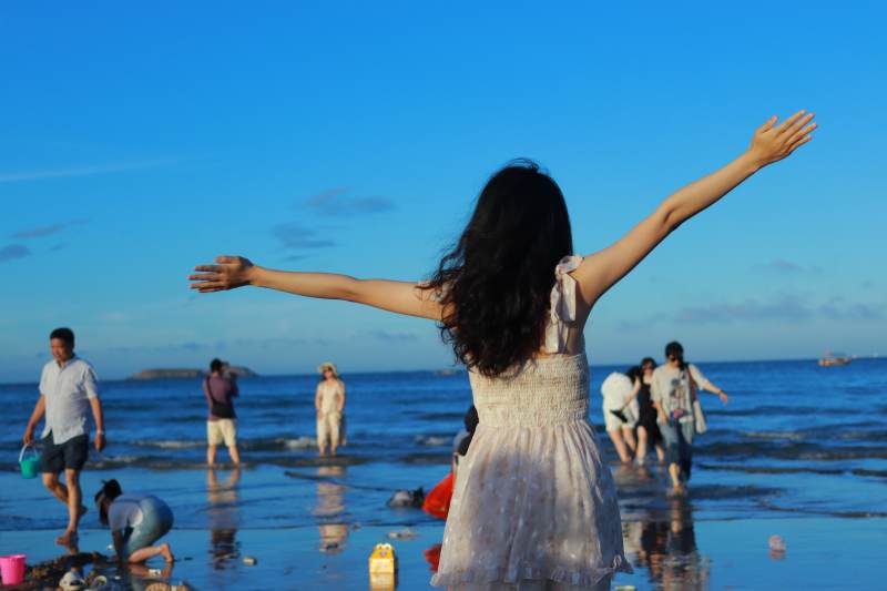 海邊自由伸展的女子