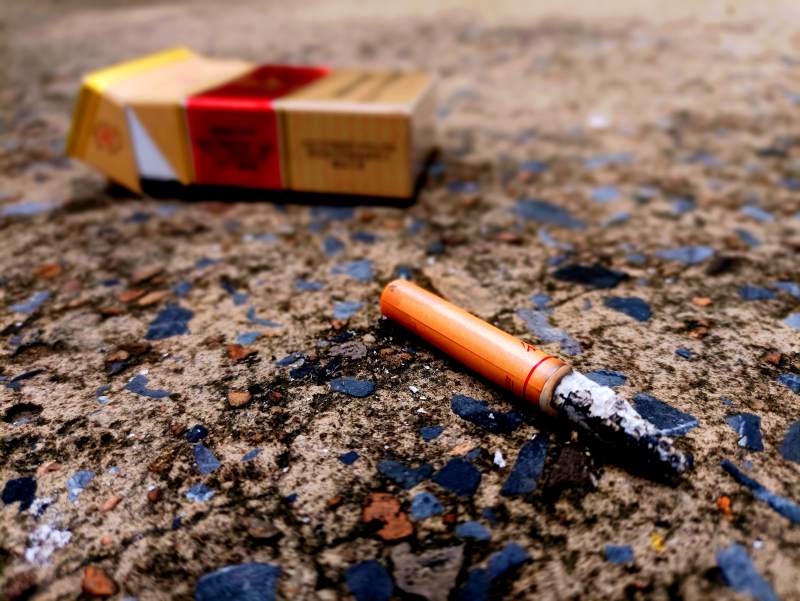 煙蒂與煙盒 地面的痕跡