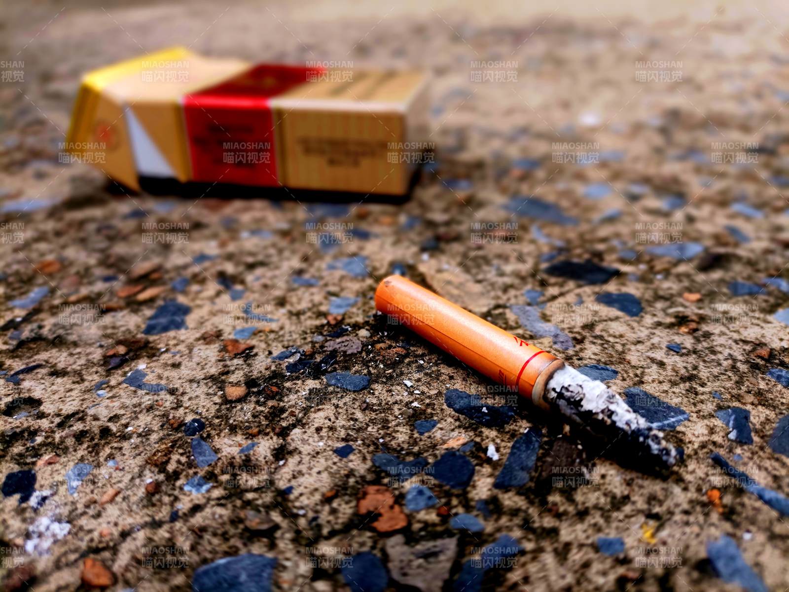 煙蒂與煙盒 地面的痕跡