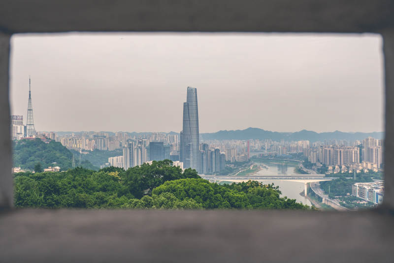 城市風光透過窗景