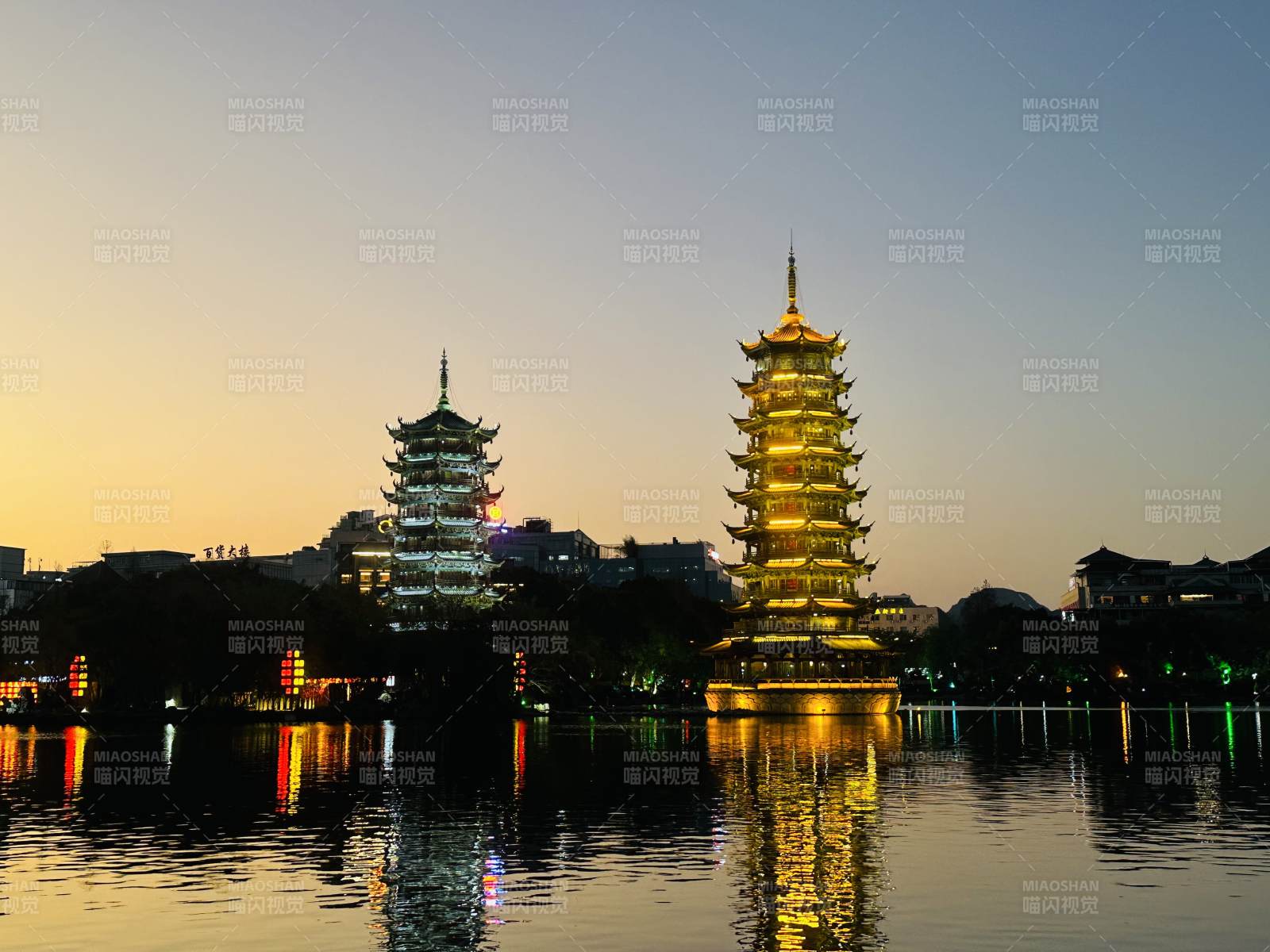 雙塔映湖夜景美如畫