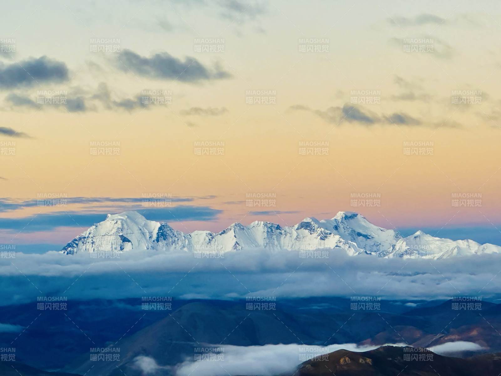 西藏 珠穆朗瑪峰 雪山云海 晨曦初照